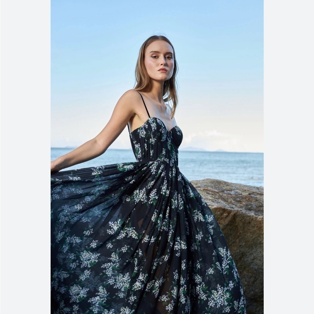 Sau Lee
Georgina size 8 long black floral spaghetti strap special occasion gown. - Picture 4 of 17